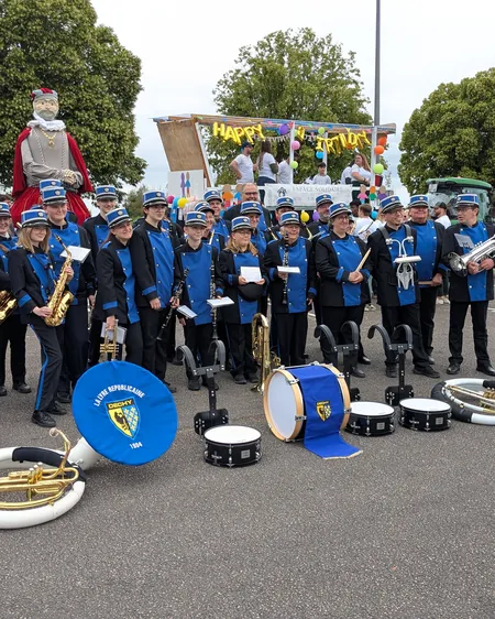 Portrait de groupe de l'Harmonie La Lyre Républicaine de Dechy avec ses tambours et son écusson brodé.