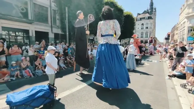 L'harmonie en défilé aux côtés des géants du Douaisis.